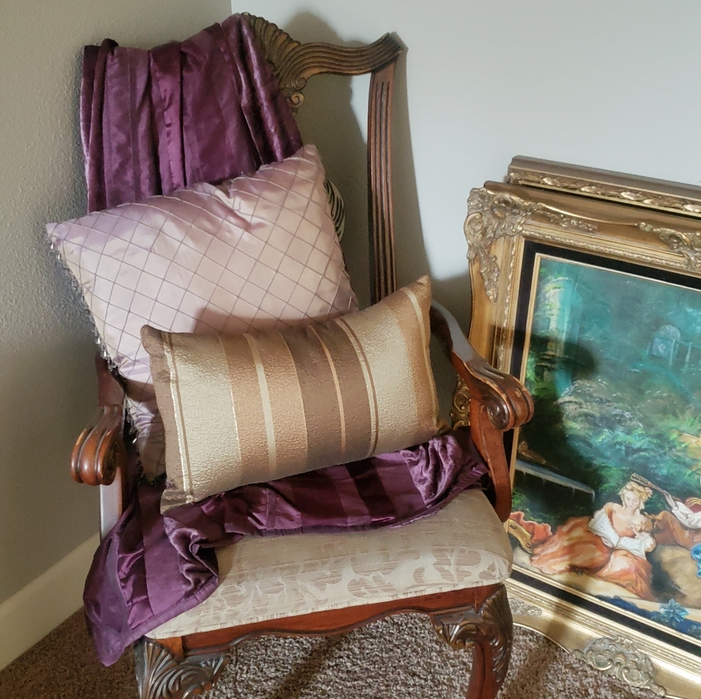 2x Silk Style Accent Pillows - Picture 13 of 16